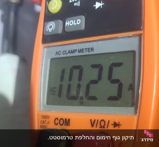 מד זרם חשמלי עם תצוגת מדידה